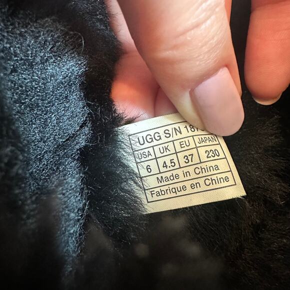 Ugg Bailey Button Triplet II black suede sheepskin boots US 6 - Picture 5 of 5